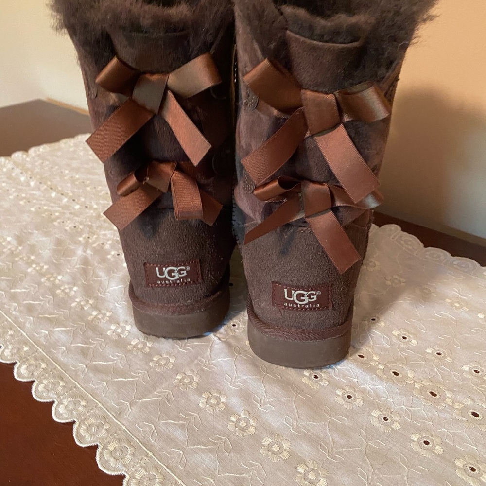 Women's brown Bailey bow uggs
